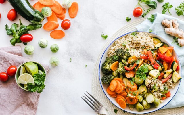 A plate of colorful anti-inflammatory vegetables and salad