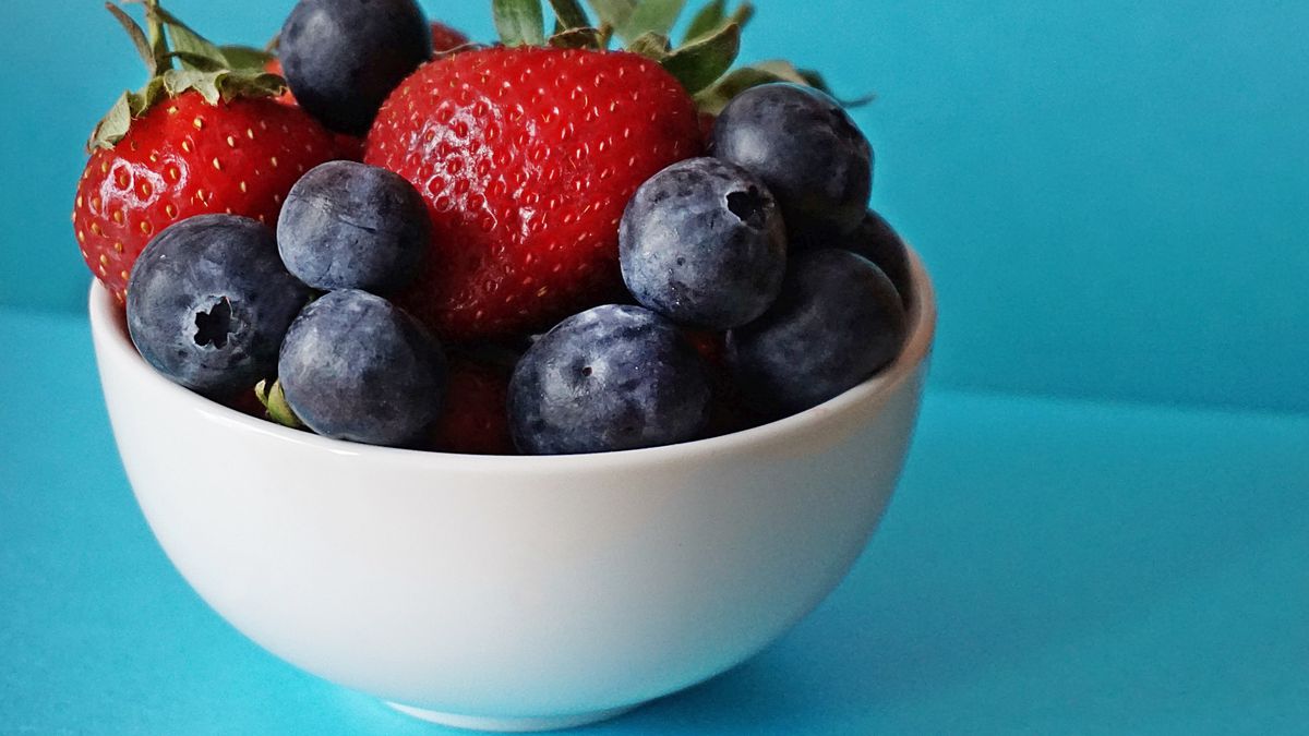 A bowl of fresh blueberries and strawberries rich in antioxidants