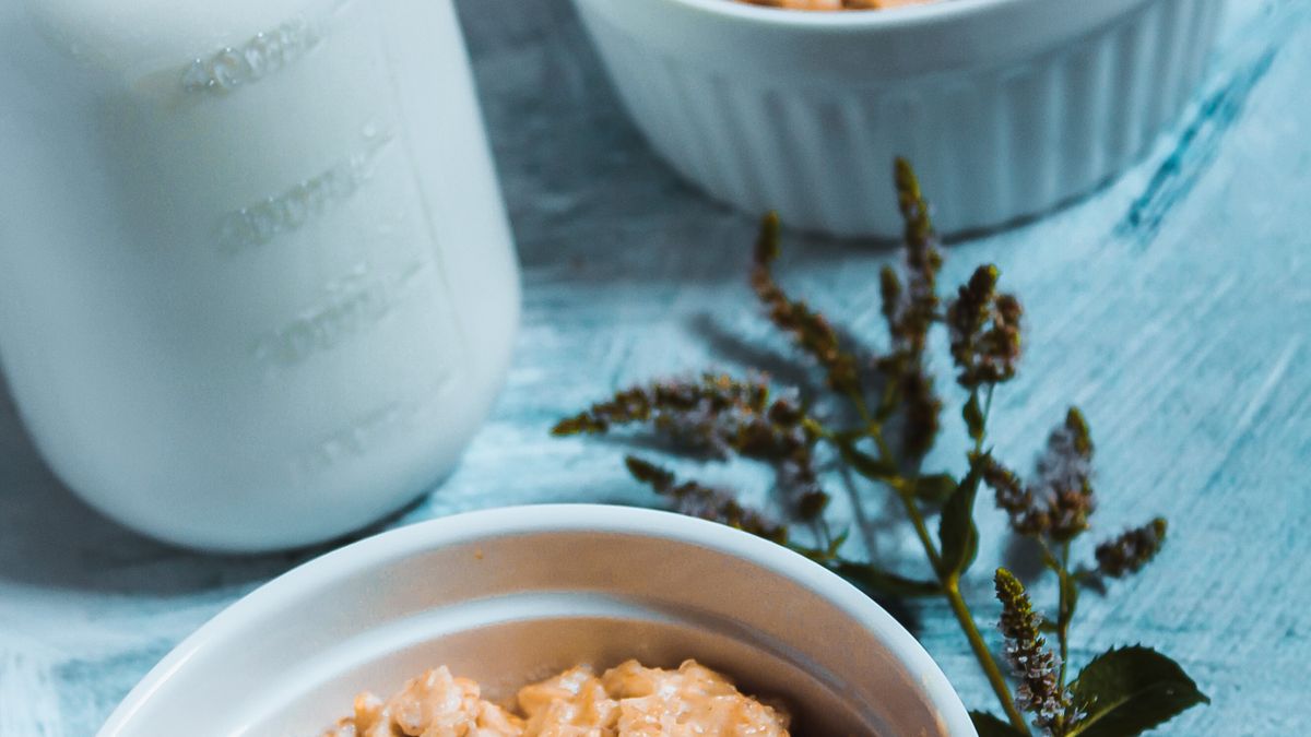 Bowls of oatmeal topped with raspberries, a fiber-rich breakfast option